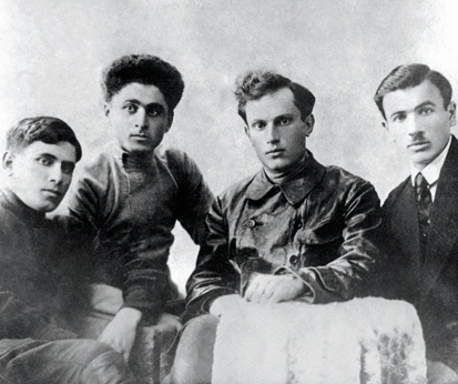 Агаси Ханджян с товарищами по партии в Ленинграде
