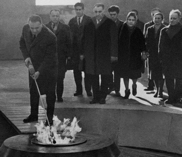 29 ноября 1967 года. Первый секретарь ЦК КП Армении А. Кочинян зажигает вечный огонь мемориала
