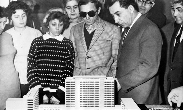 Григорий Асратян и Шарль Азнавур рассматривают модель гостиницы «Ани». 1964 год