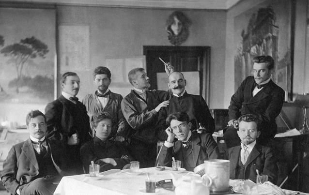 Սանկտ Պետերբուրգ, 1903: Լ.Ն. Բենուայի արվեստանոցում թեյելիս: Ա. Թամանյանը կանգնածների շարքում ձախից երկրորդն է: