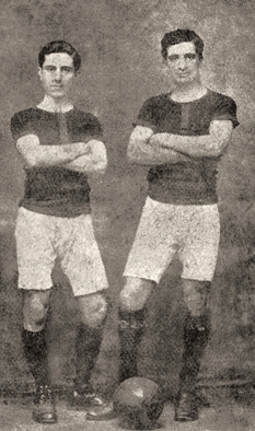Футболисты «Армянского скаута» Асатур Потикян и Габриел Мачарян (1920)
