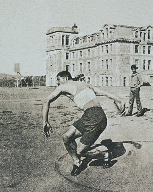 Дискобол Мкртыч Мкрян во дворе колледжа «Роберт» (1911—1912)
