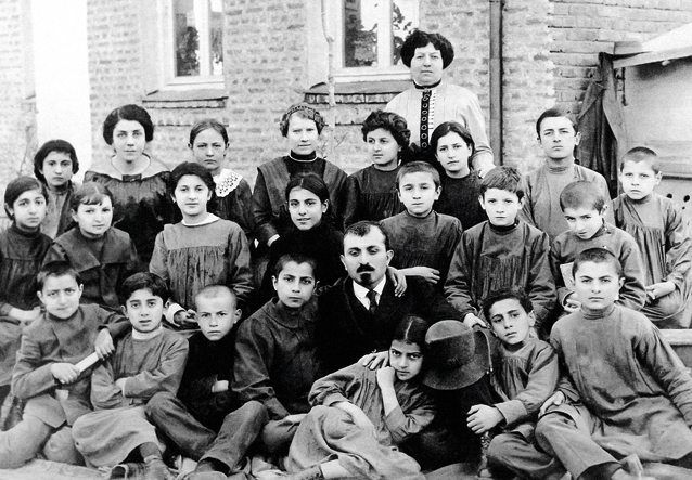 Ученики и преподаватели пансиона С. Аргутинской-Долгорукой. Арам — второй слева в первом ряду. 1911 год, Тифлис