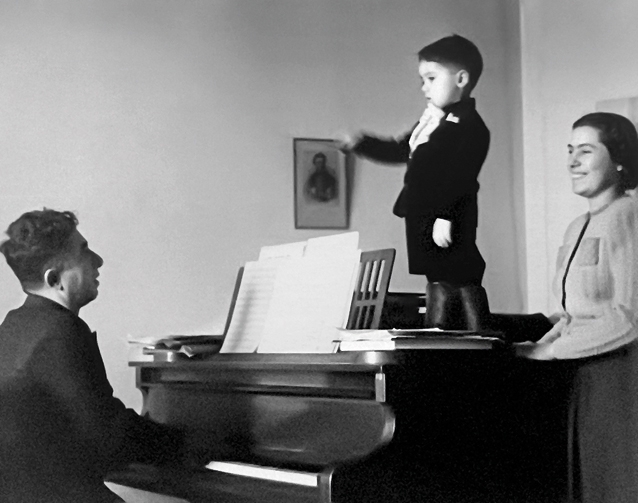 С супругой, композитором Ниной Макаровой, и сыном Кареном. 1945 год