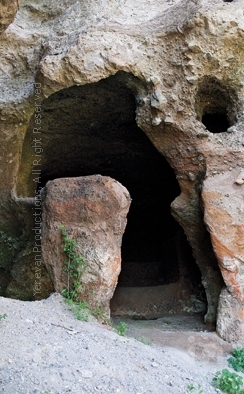 Вход в пещеру, где, по уверениям горисцев, располагался древний театр