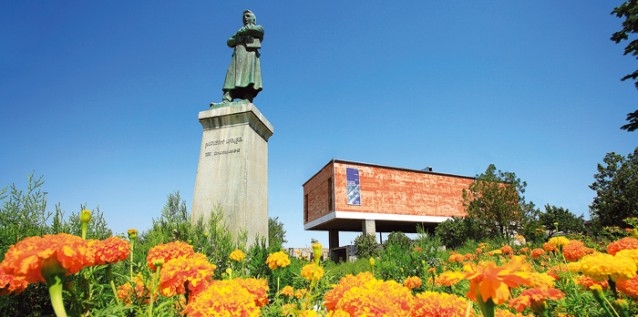 Խաչատուր Աբովյանի բազմաչարչար արձանը՝ թանգարանի մուտքի մոտ