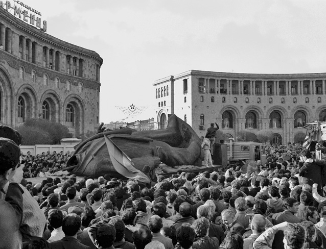 1991 թվականի ապրիլի 13-ին Լենինի արձանը ապամոնտաժվեց